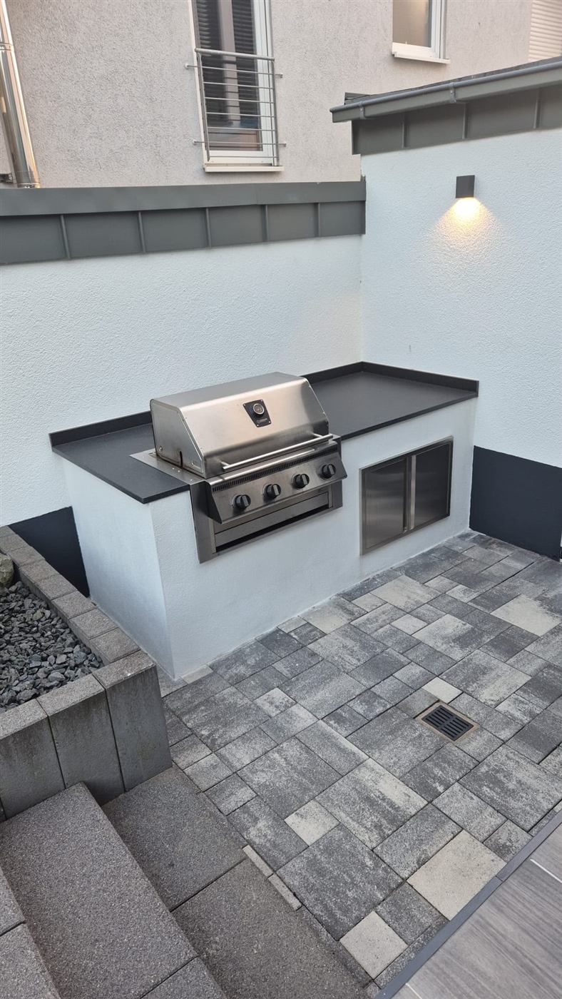 Nachher: gemauerte Außenküche mit Edelstahlgrill