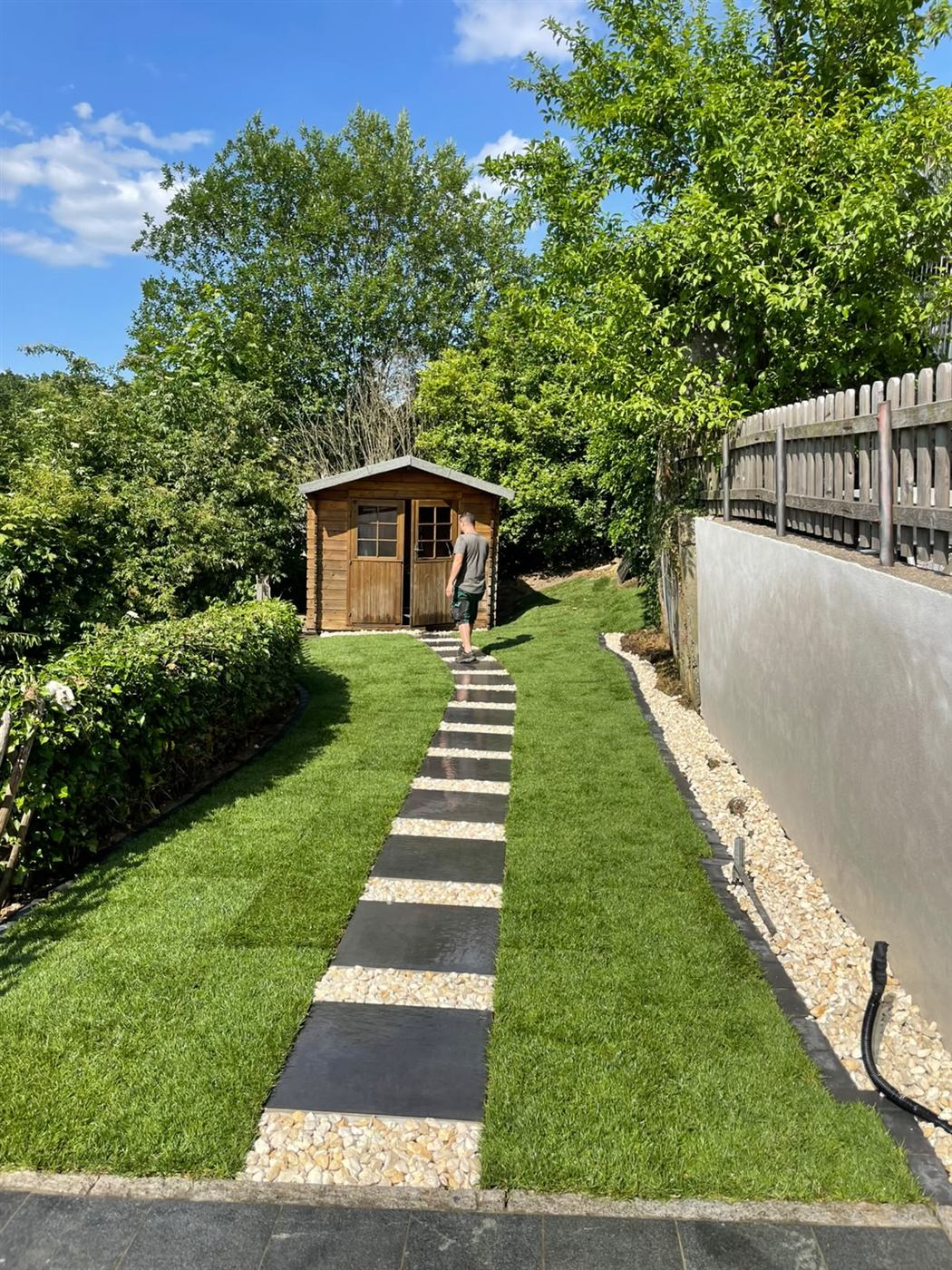 Nachher: neu angelegter Gartenweg mit Rasen und Trittplatten