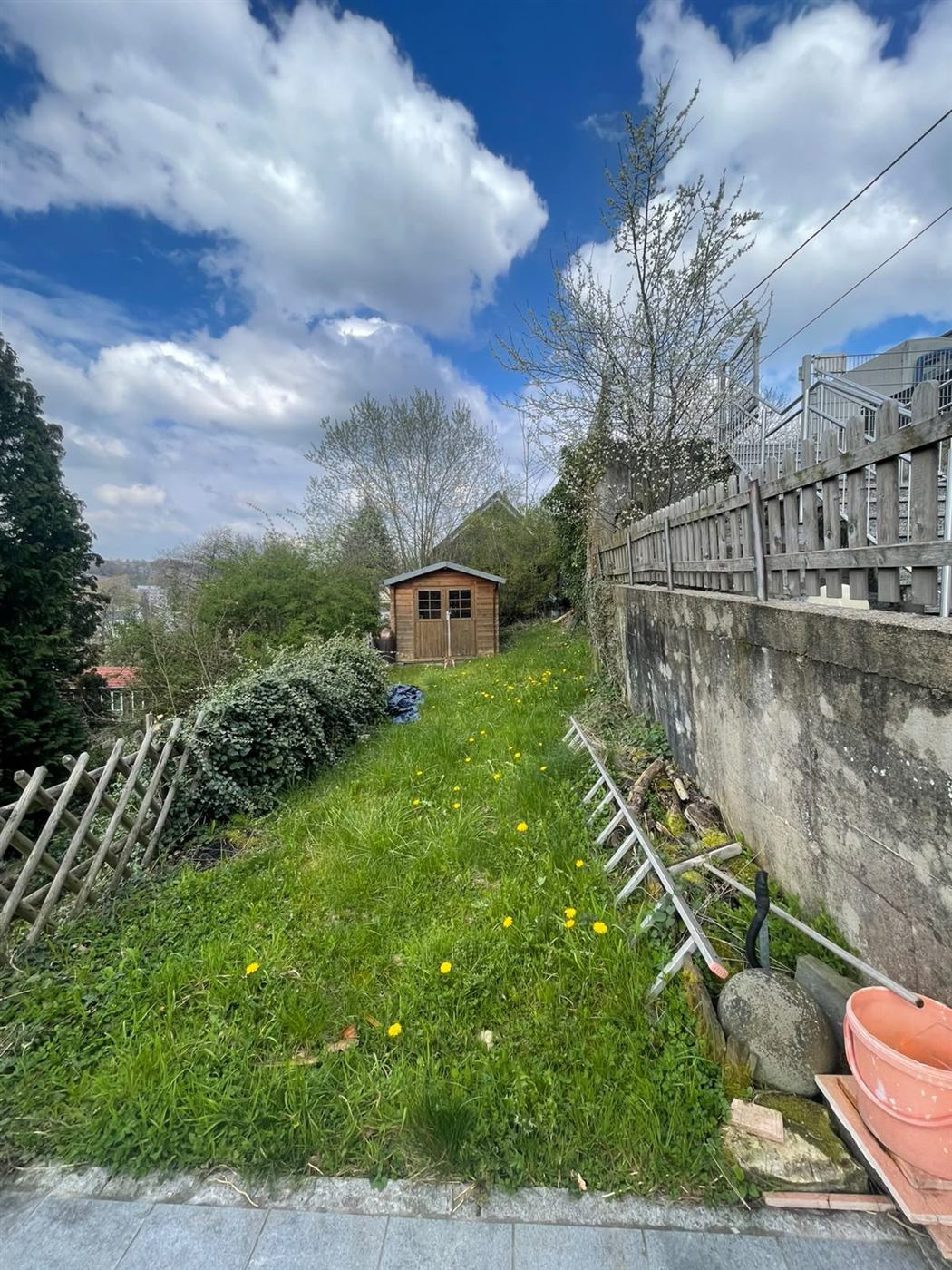 Vorher: ungepflegter, zugewachsener Gartenweg